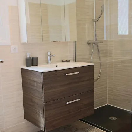 Air-conditioned Of 90 M2 Only 200 Meters Away From The Croisette Appartamento