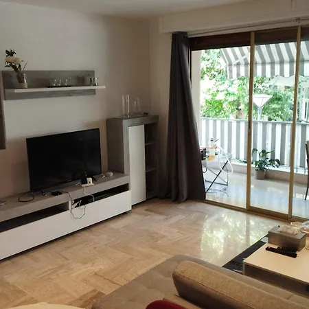 Air-conditioned Of 90 M2 Only 200 Meters Away From The Croisette Appartamento *