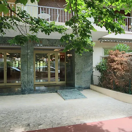 Air-conditioned Of 90 M2 Only 200 Meters Away From The Croisette Appartamento Cannes